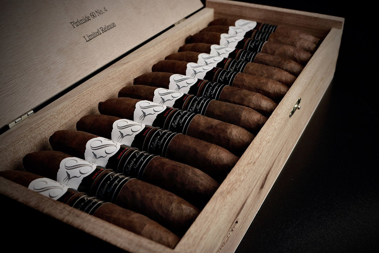 Sencillo Black LE Black Piramide 60 No. 4 (2024) (Box of 25)