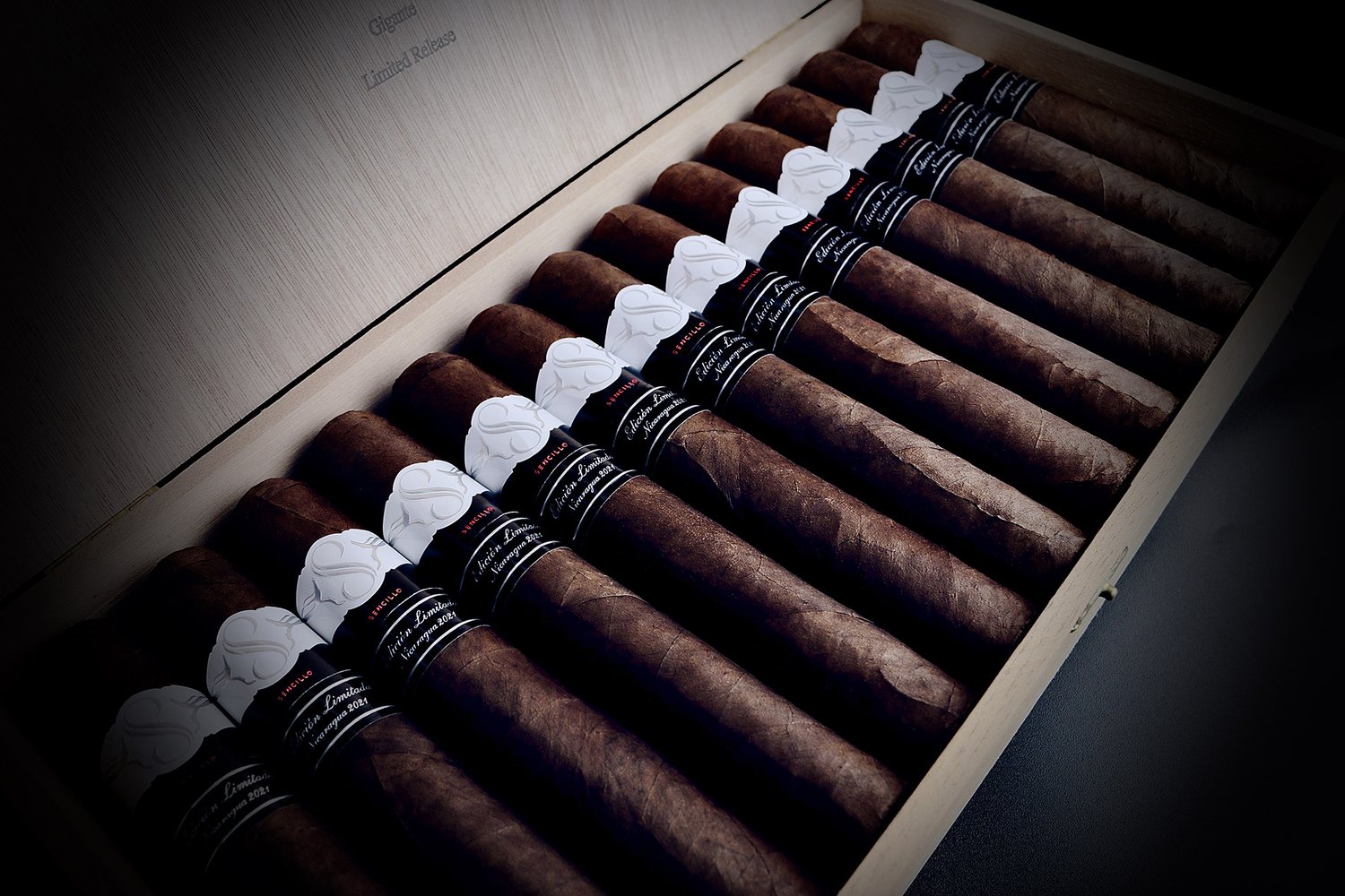 Sencillo Black LE Black Gigante Box (2023) (Box of 25)